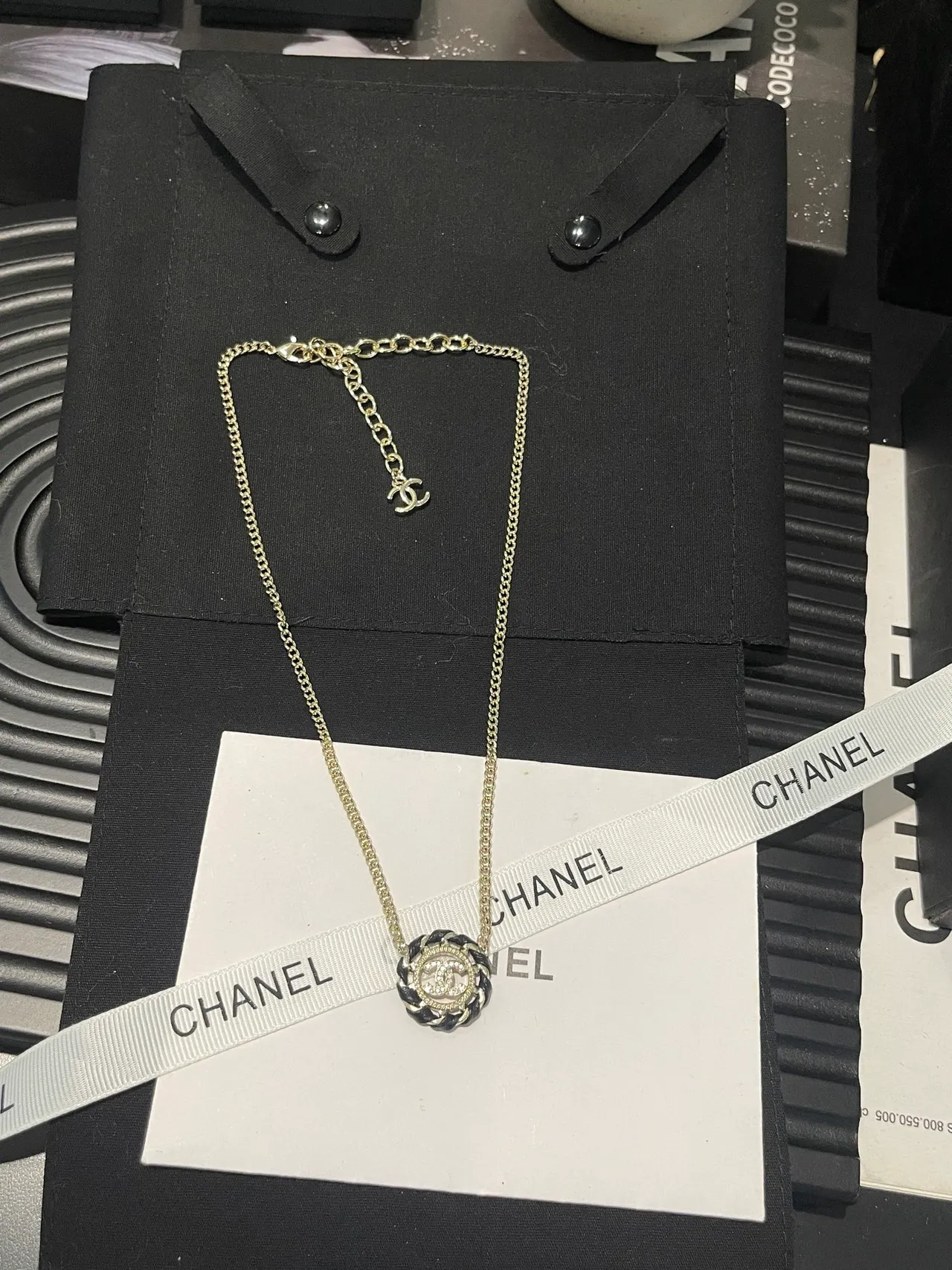 Chanel Camellia pingente ouro preto interligado CC logo cabo trançado motivo colar 5