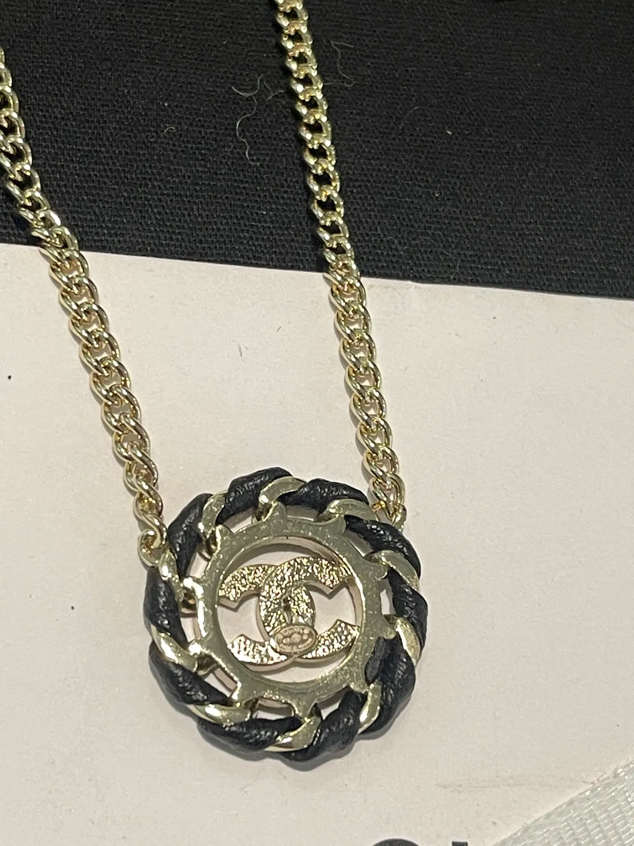 Chanel Camellia pingente ouro preto interligado CC logo cabo trançado motivo colar 6