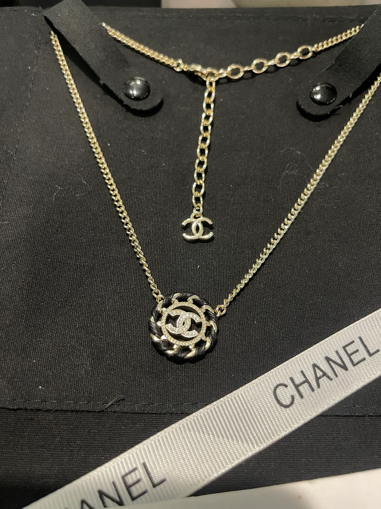 Chanel Camellia pingente ouro preto interligado CC logo cabo trançado motivo colar 13