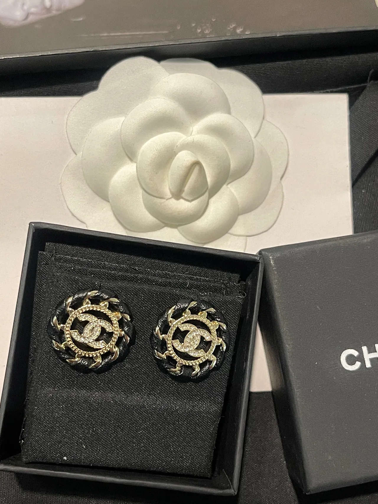 Chanel Camellia pingente ouro preto interligado CC logo cabo trançado motivo colar 8