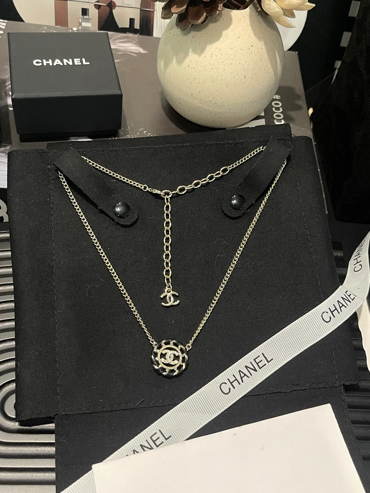 Chanel Camellia pingente ouro preto interligado CC logo cabo trançado motivo colar 9