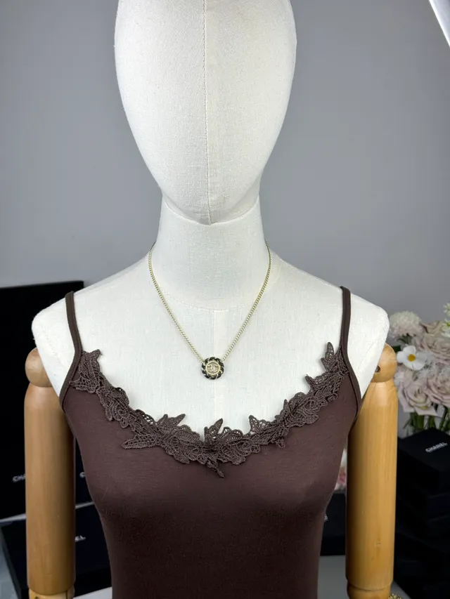 Chanel Camellia pingente ouro preto interligado CC logo cabo trançado motivo colar 10