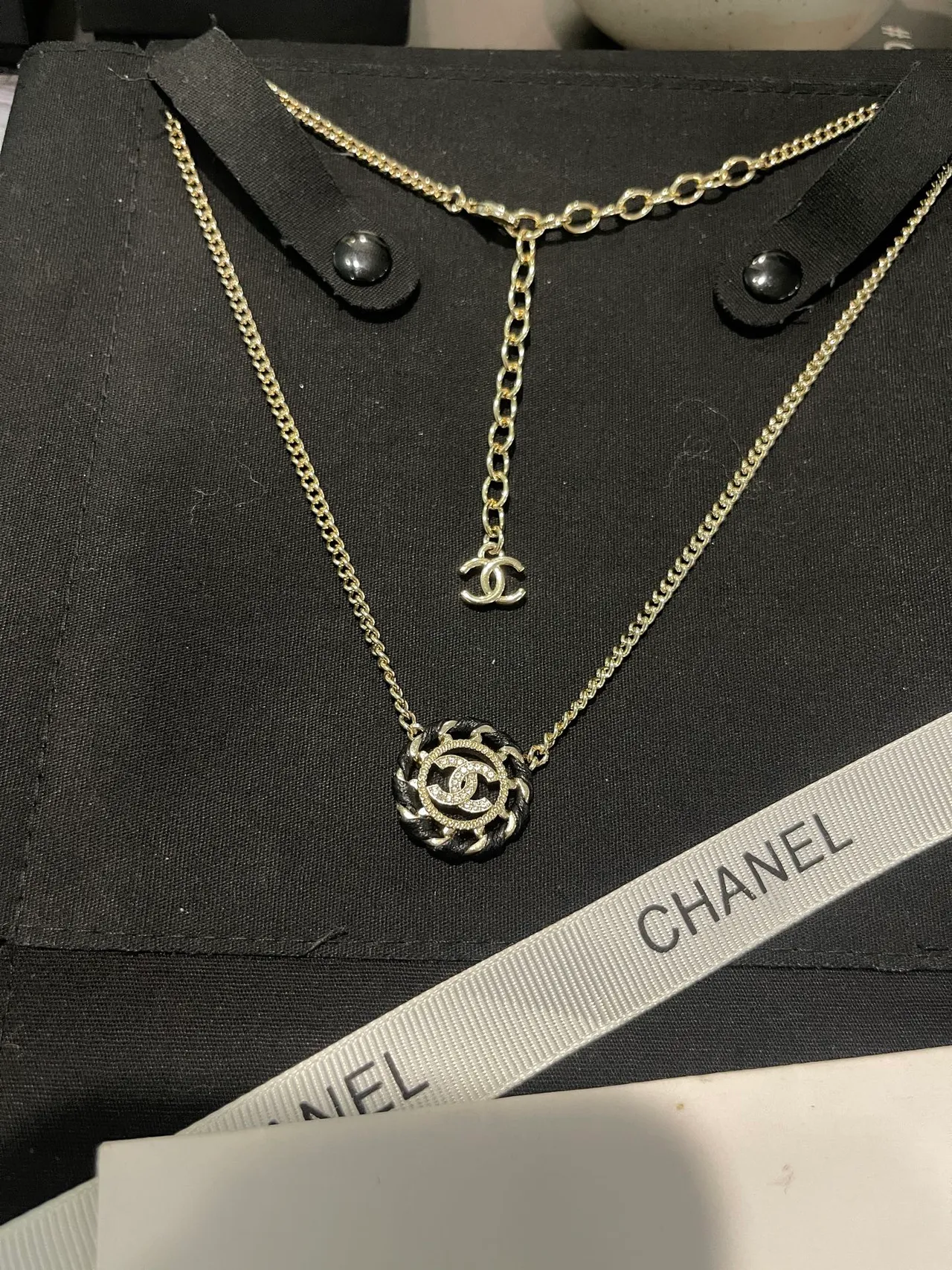 Chanel Camellia pingente ouro preto interligado CC logo cabo trançado motivo colar 11