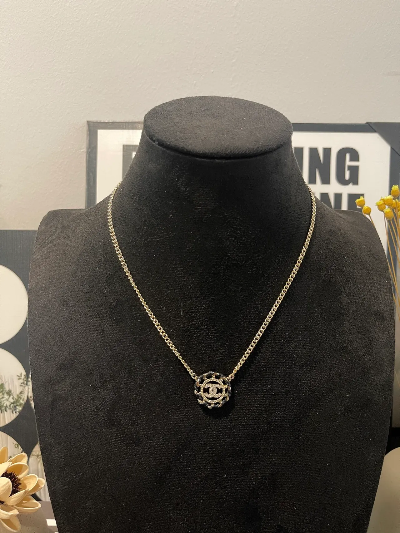 Chanel Camellia pingente ouro preto interligado CC logo cabo trançado motivo colar 12