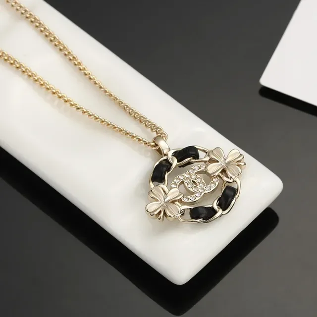 Collier Chanel Camélia pendentif or ton émail noir 2