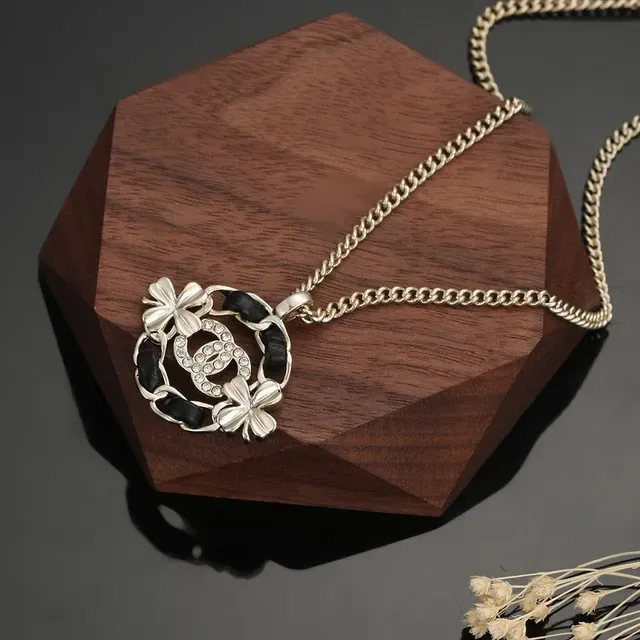 Collier Chanel Camélia pendentif or ton émail noir 3