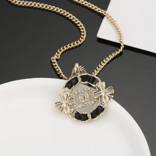 Collier Chanel Camélia pendentif or ton émail noir 4