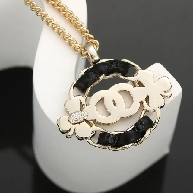 Collier Chanel Camélia pendentif or ton émail noir 5