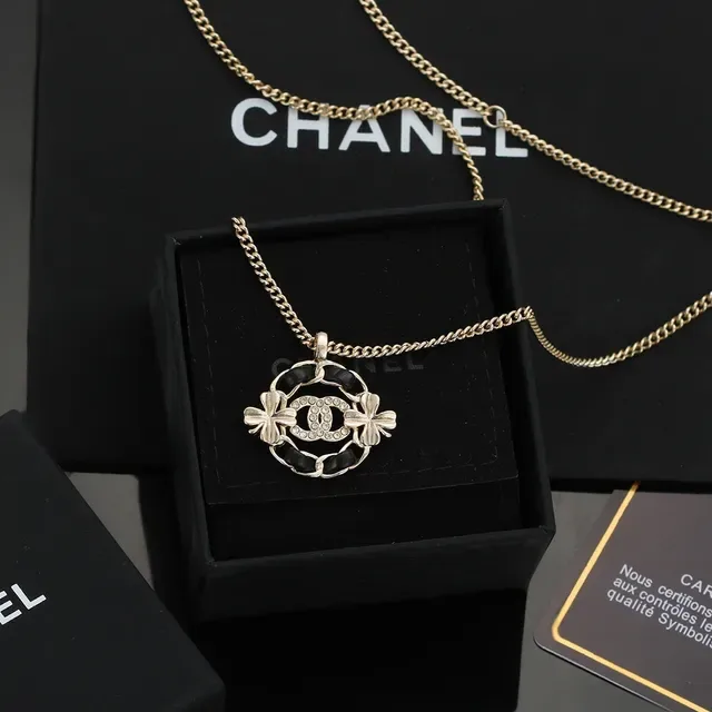 Collier Chanel Camélia pendentif or ton émail noir 6