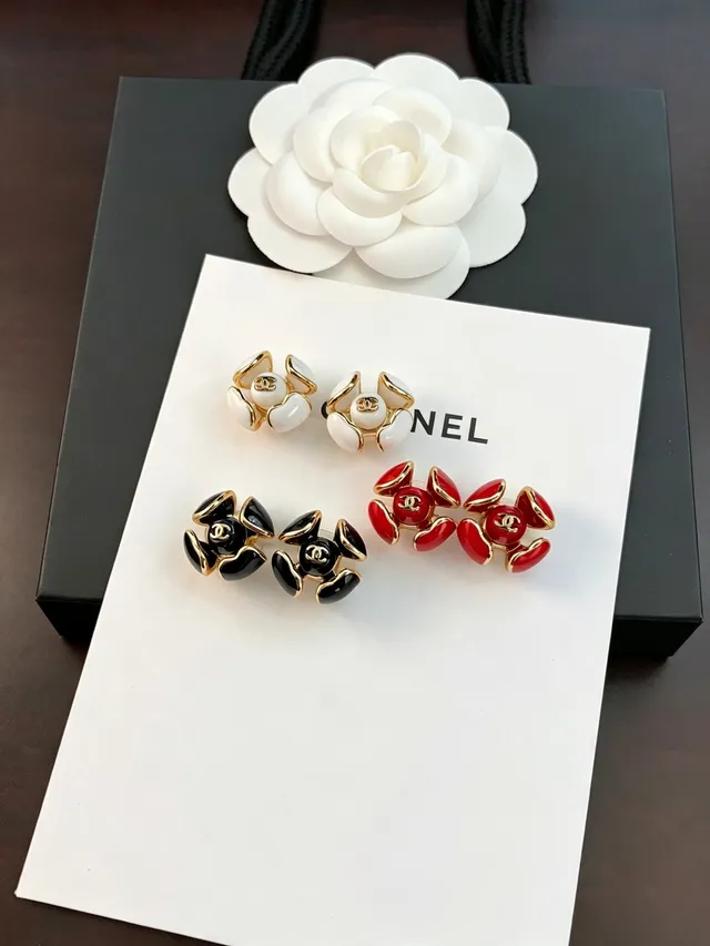 Chanel Camellia Ouro Branco Esmalte/Resina Brincos 2