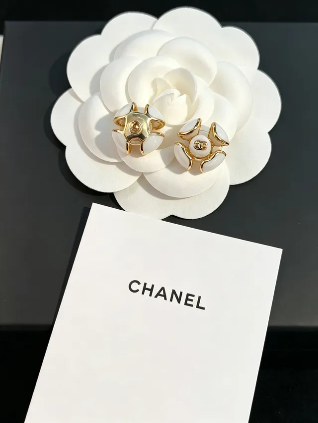 Chanel Camellia Ouro Branco Esmalte/Resina Brincos 5