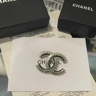 Chanel CC ब्रोच चांदी काला interlocking motif बैगेट क्रिस्टल बॉर्डर ब्रोच