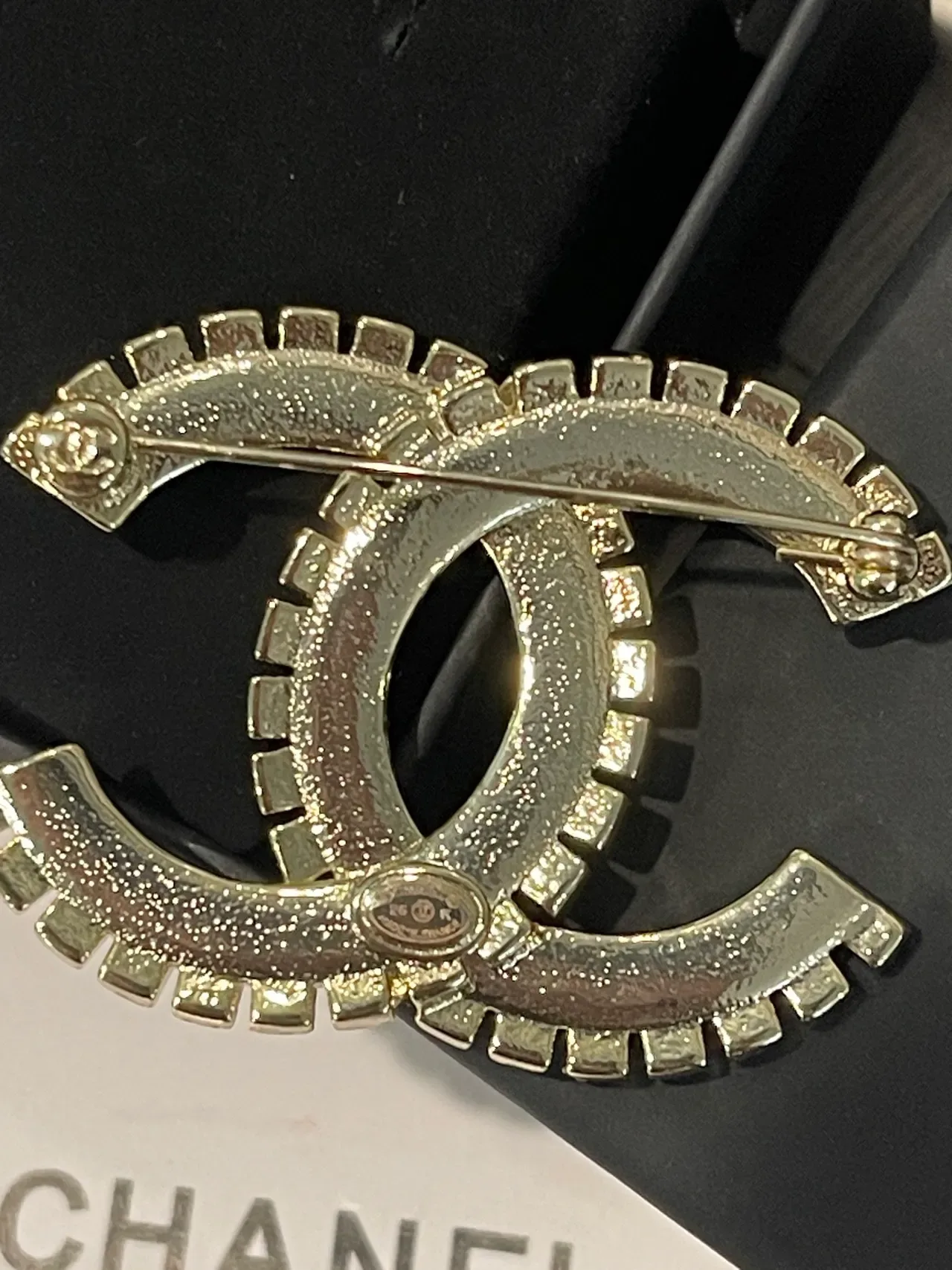 Chanel CC Broche prata preto interlocking motif cristal baguette borda Broche 2