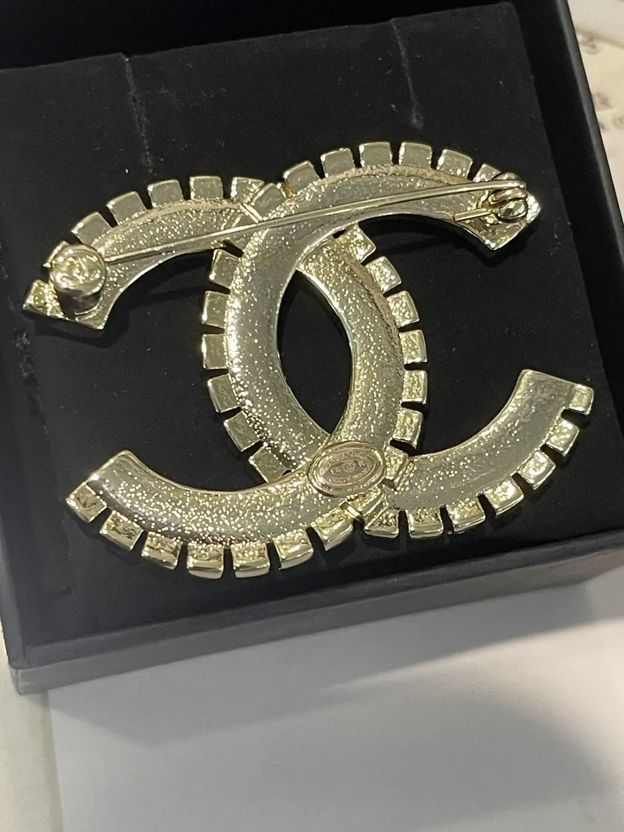 Chanel CC Broche prata preto interlocking motif cristal baguette borda Broche 3