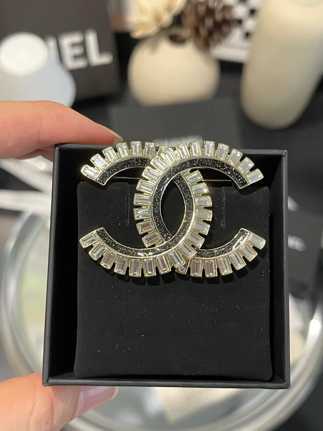Chanel CC Broche prata preto interlocking motif cristal baguette borda Broche 4