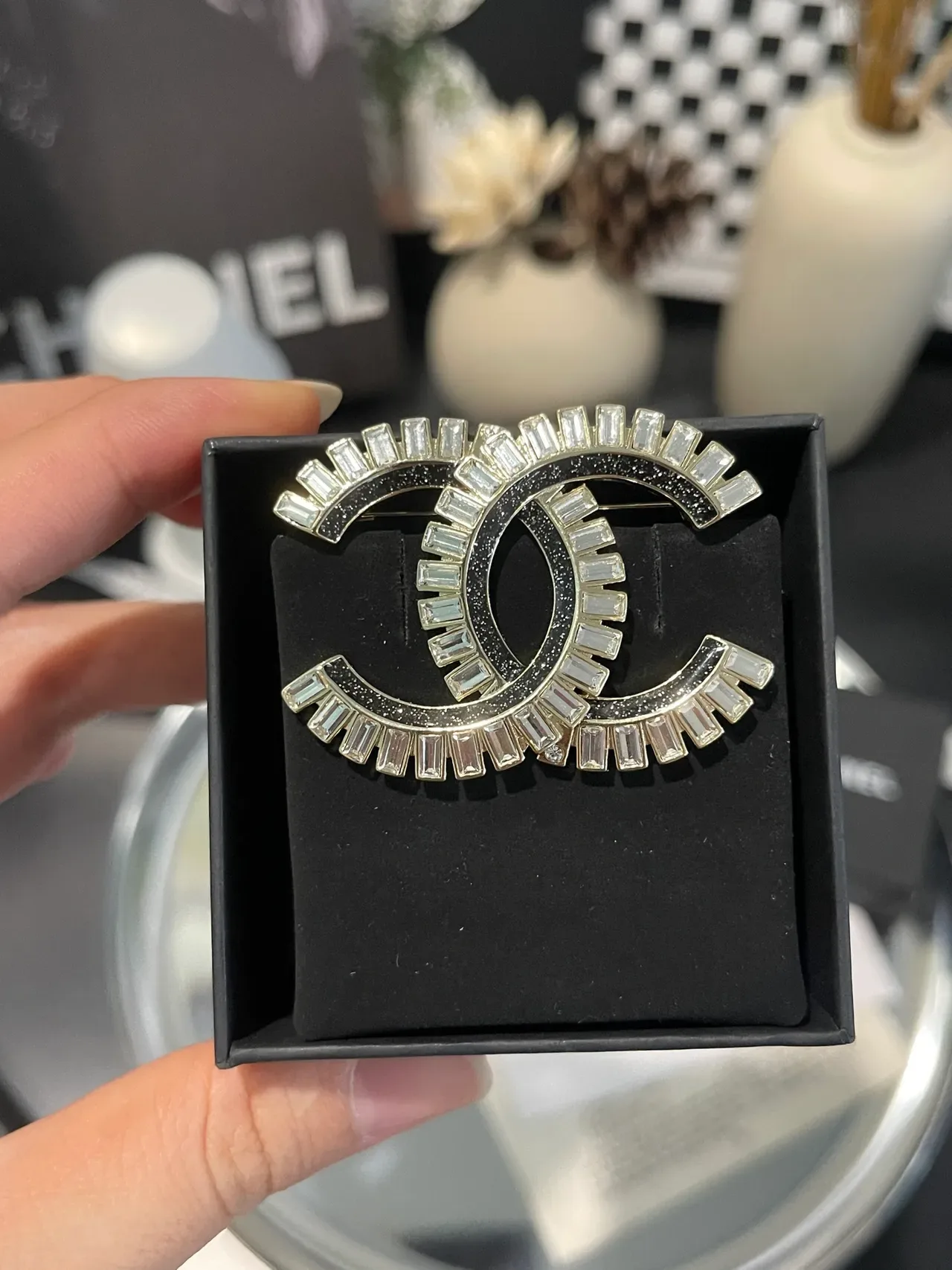 Chanel CC Broche prata preto interlocking motif cristal baguette borda Broche 5