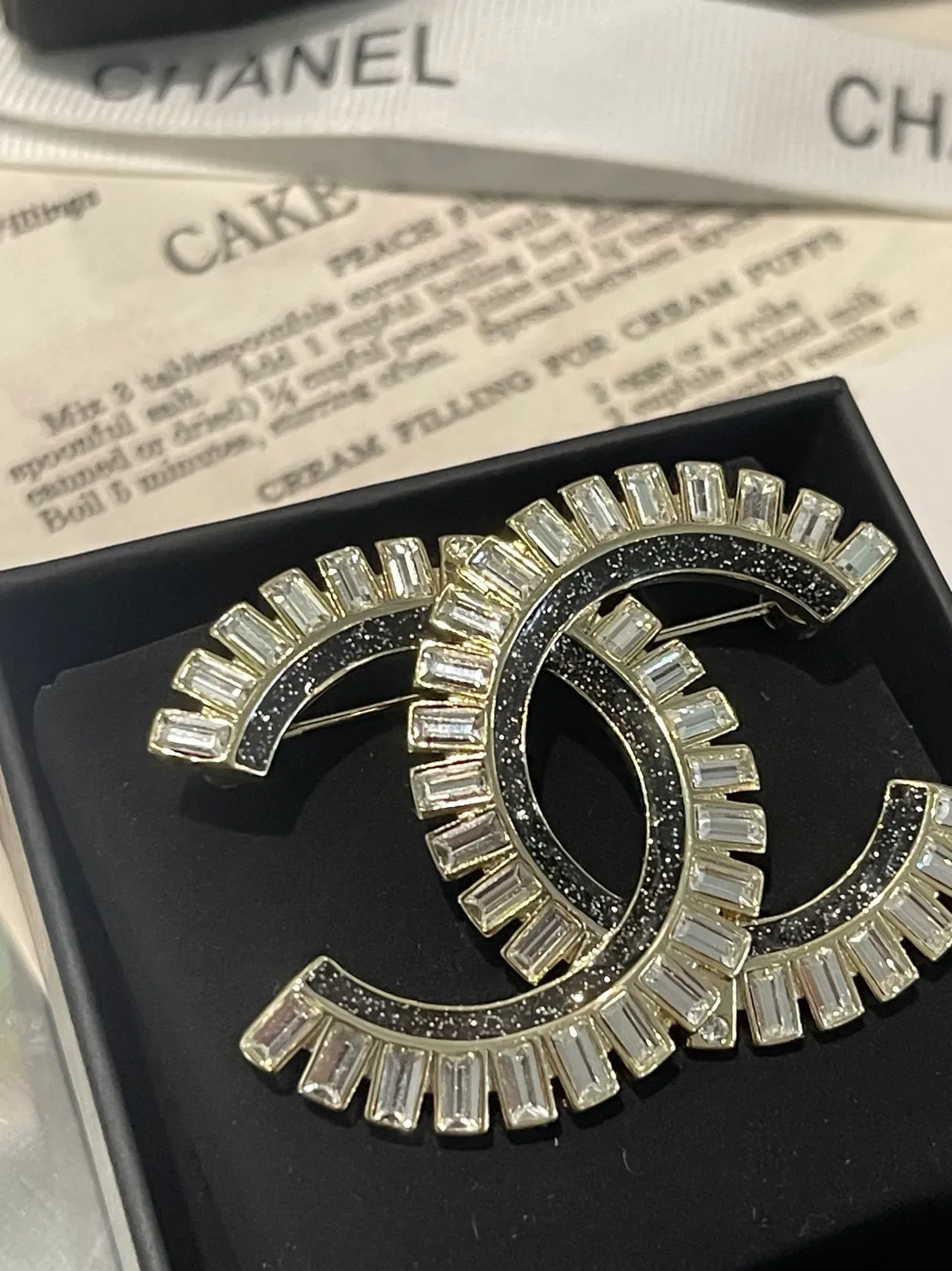 Chanel CC Broche prata preto interlocking motif cristal baguette borda Broche 6