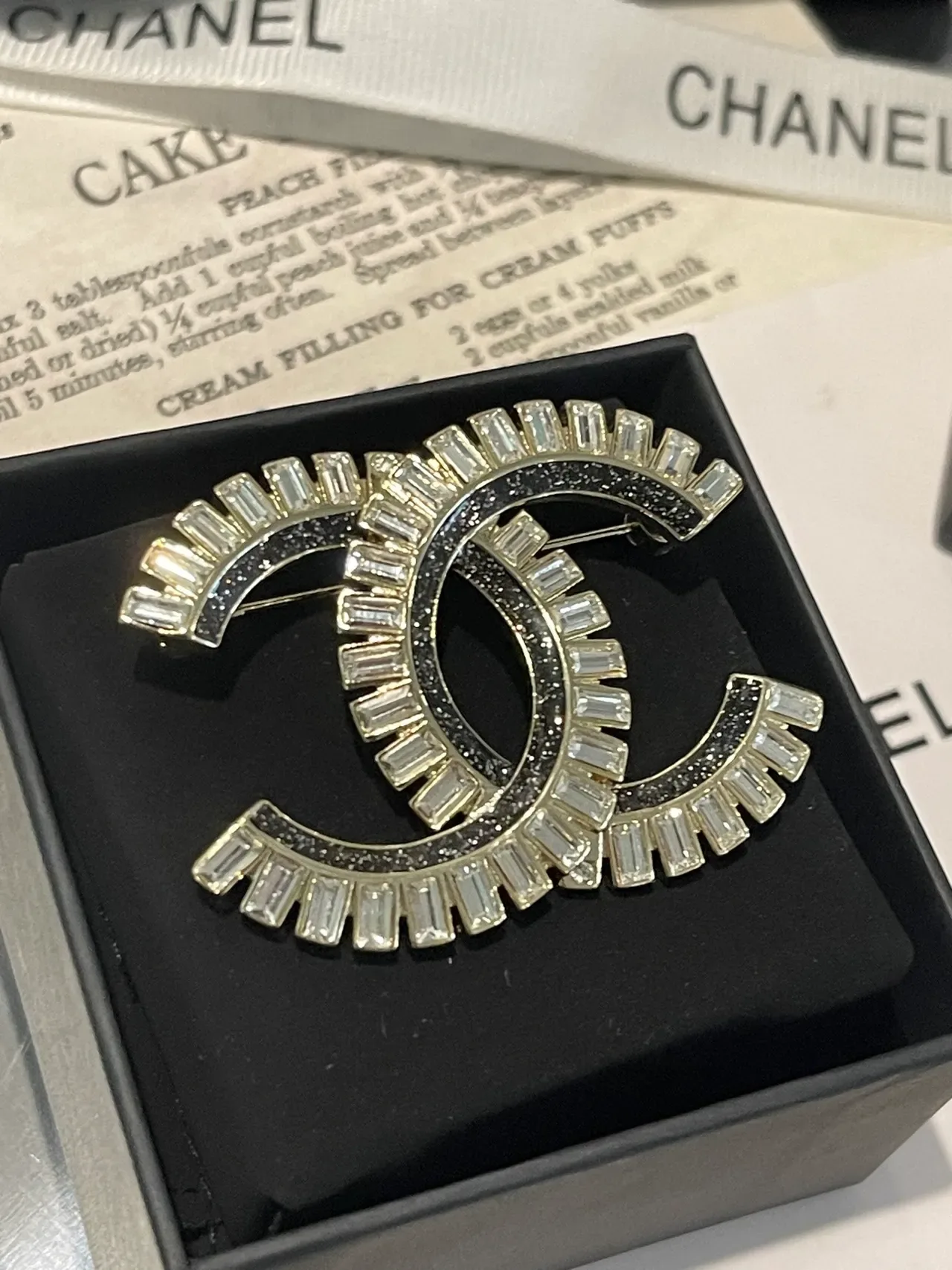 Chanel CC Broche prata preto interlocking motif cristal baguette borda Broche 7