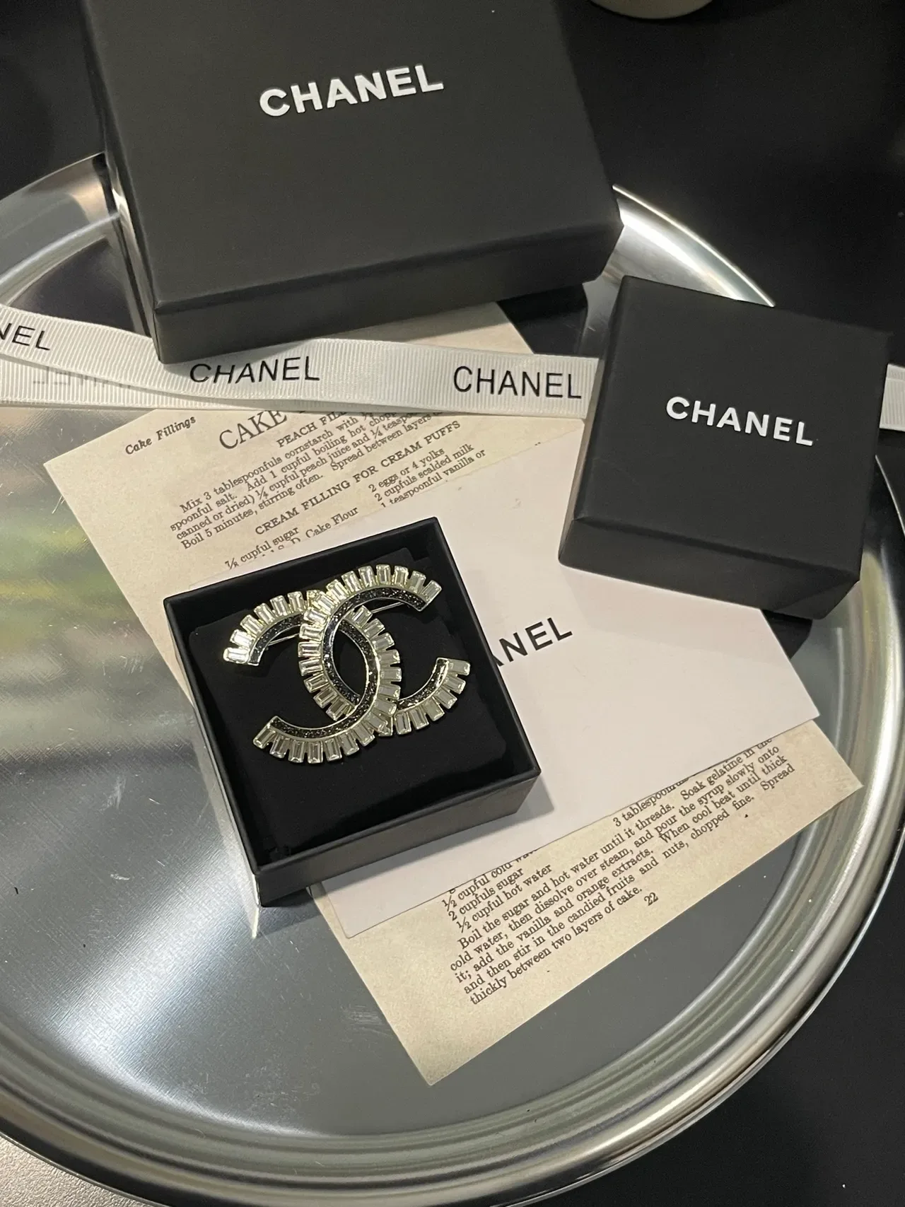 Chanel CC Broche prata preto interlocking motif cristal baguette borda Broche 8