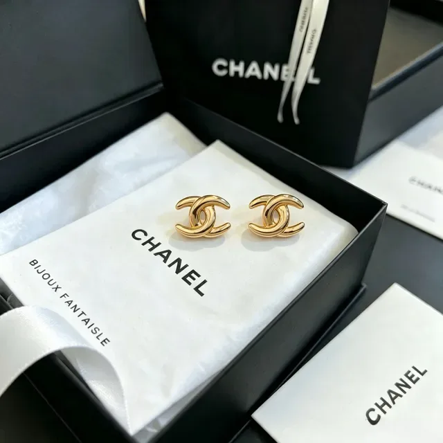 Chanel CC Gold Black Interlocking Logo Polished Metal Earrings 4