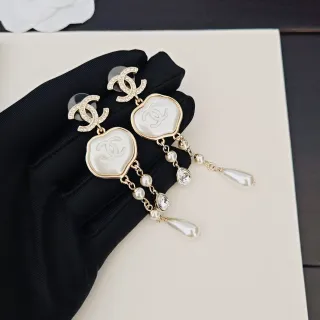 Chanel CC Logo मोती और क्रिस्टल ड्रॉप ईयररिंग्स