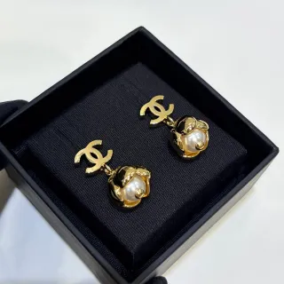 Chanel CC Logo मोती ड्रॉप इयररिंग्स