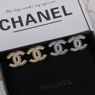 Chanel CC Logo Stud Beige Gold Interlocking Enamel-Filled चुड़ियां