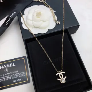 Chanel CC पेंडेंट नेकलस स्वर्णिम सफेद श्रृंखला इंटरलॉकिंग नेकलस