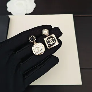Chanel CC Square 黑白搪瓷珍珠垂坠耳环