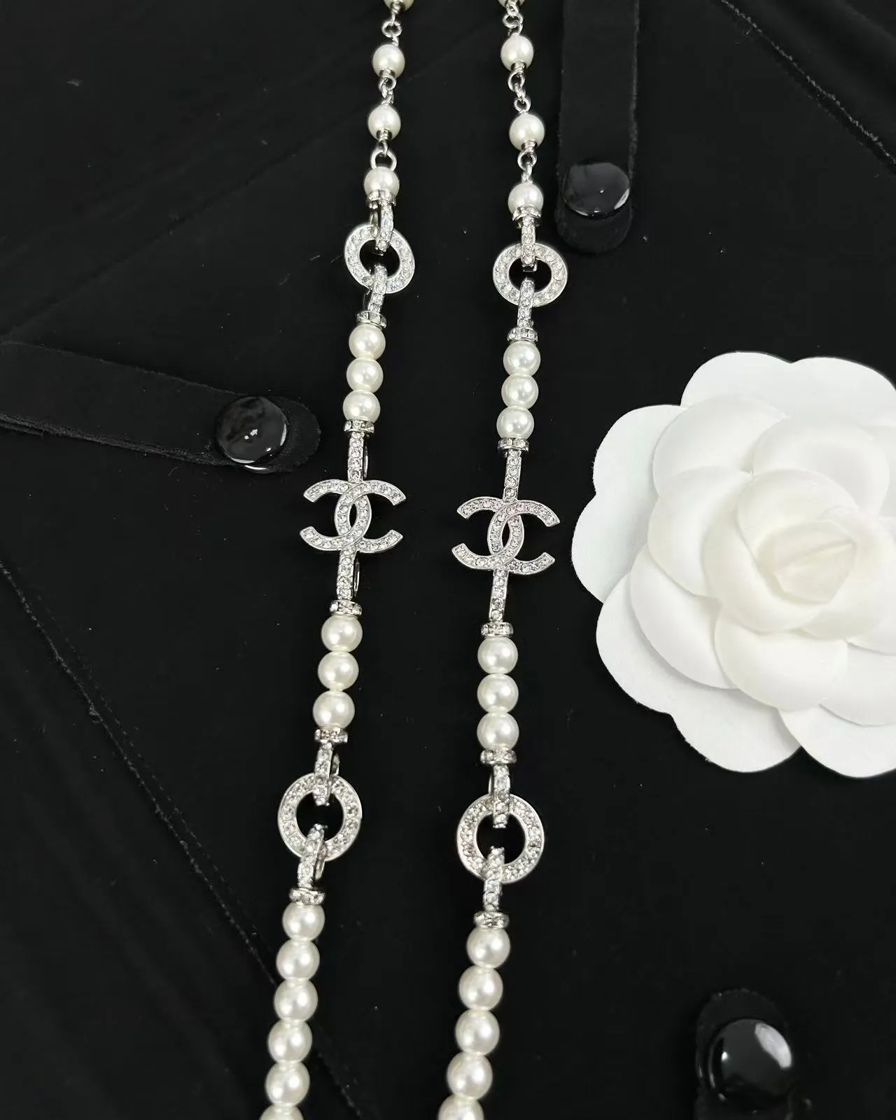 Chanel Classic Pearl Necklace White Silver Strand Interlocking CC Logo Links Necklace 3