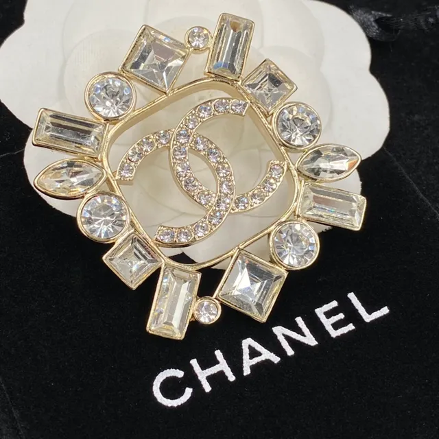 Chanel Crystal-Embellished Interlocking CC Brooch 3