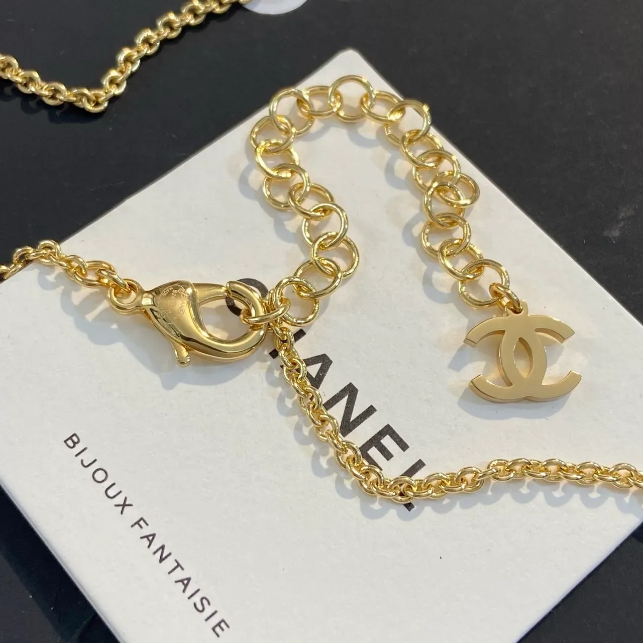Collier Chanel Fawn avec pendentif émaillé chaîne en ton doré 2