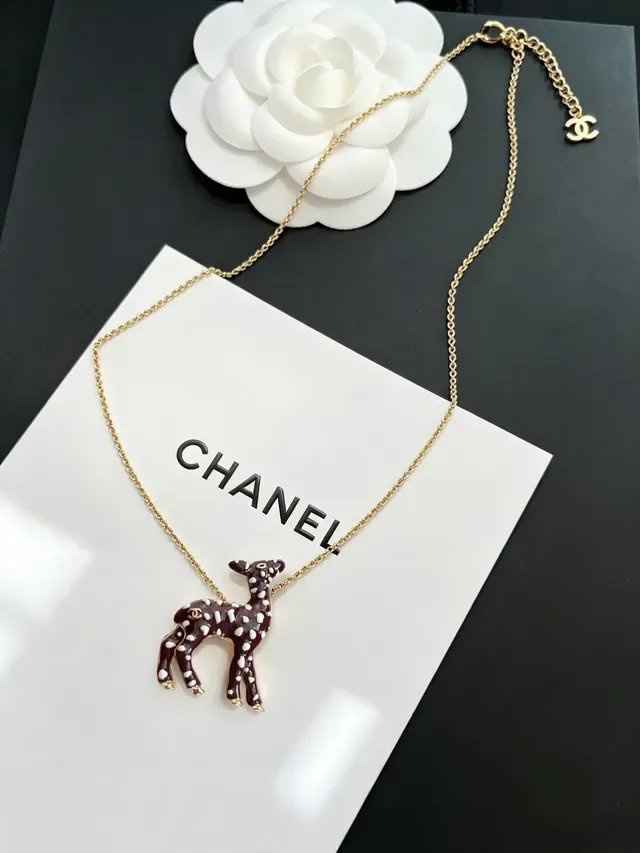Collier Chanel Fawn avec pendentif émaillé chaîne en ton doré 3