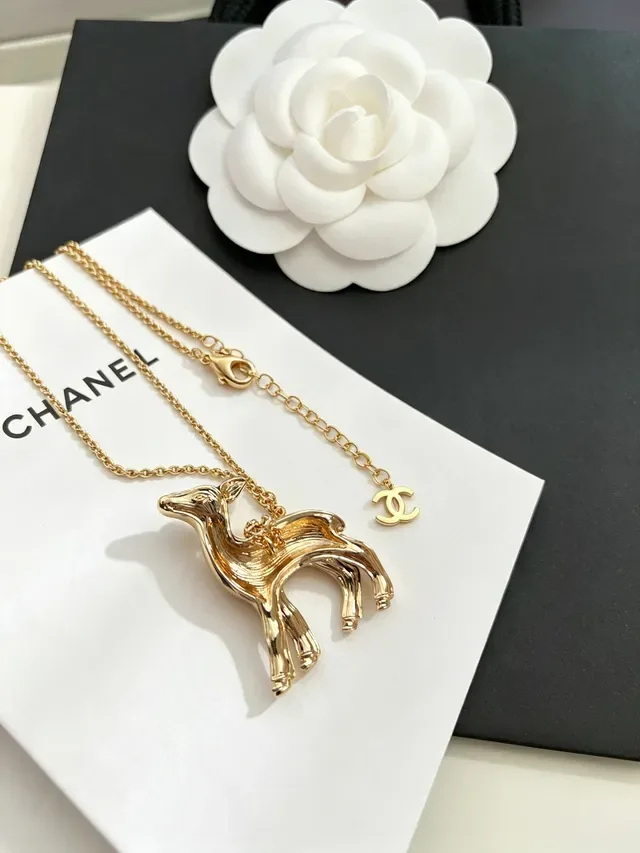Collier Chanel Fawn avec pendentif émaillé chaîne en ton doré 4
