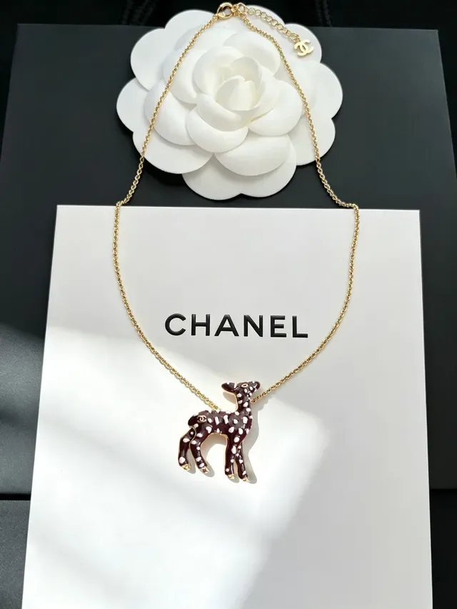 Collier Chanel Fawn avec pendentif émaillé chaîne en ton doré 5