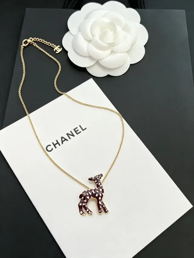 Collier Chanel Fawn avec pendentif émaillé chaîne en ton doré 6