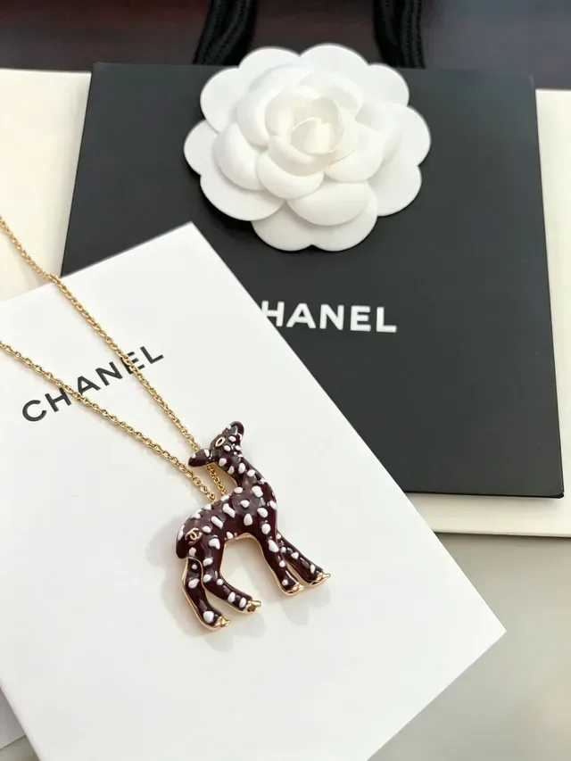 Collier Chanel Fawn avec pendentif émaillé chaîne en ton doré 7