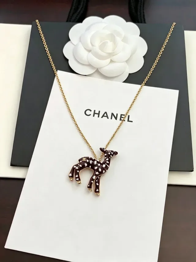 Collier Chanel Fawn avec pendentif émaillé chaîne en ton doré 8