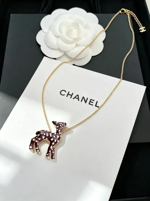 Collier Chanel Fawn avec pendentif émaillé chaîne en ton doré 9