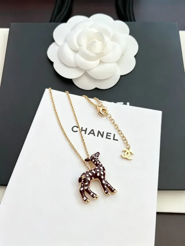 Collier Chanel Fawn avec pendentif émaillé chaîne en ton doré 10