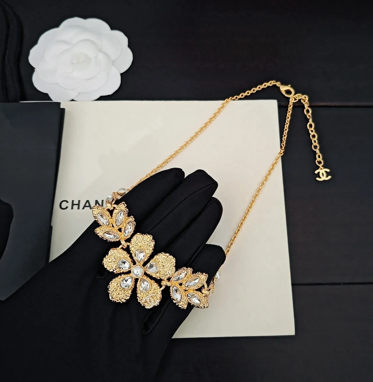 Chanel قلادة زهرية بلور ولؤلؤ بلون ذهبي 2