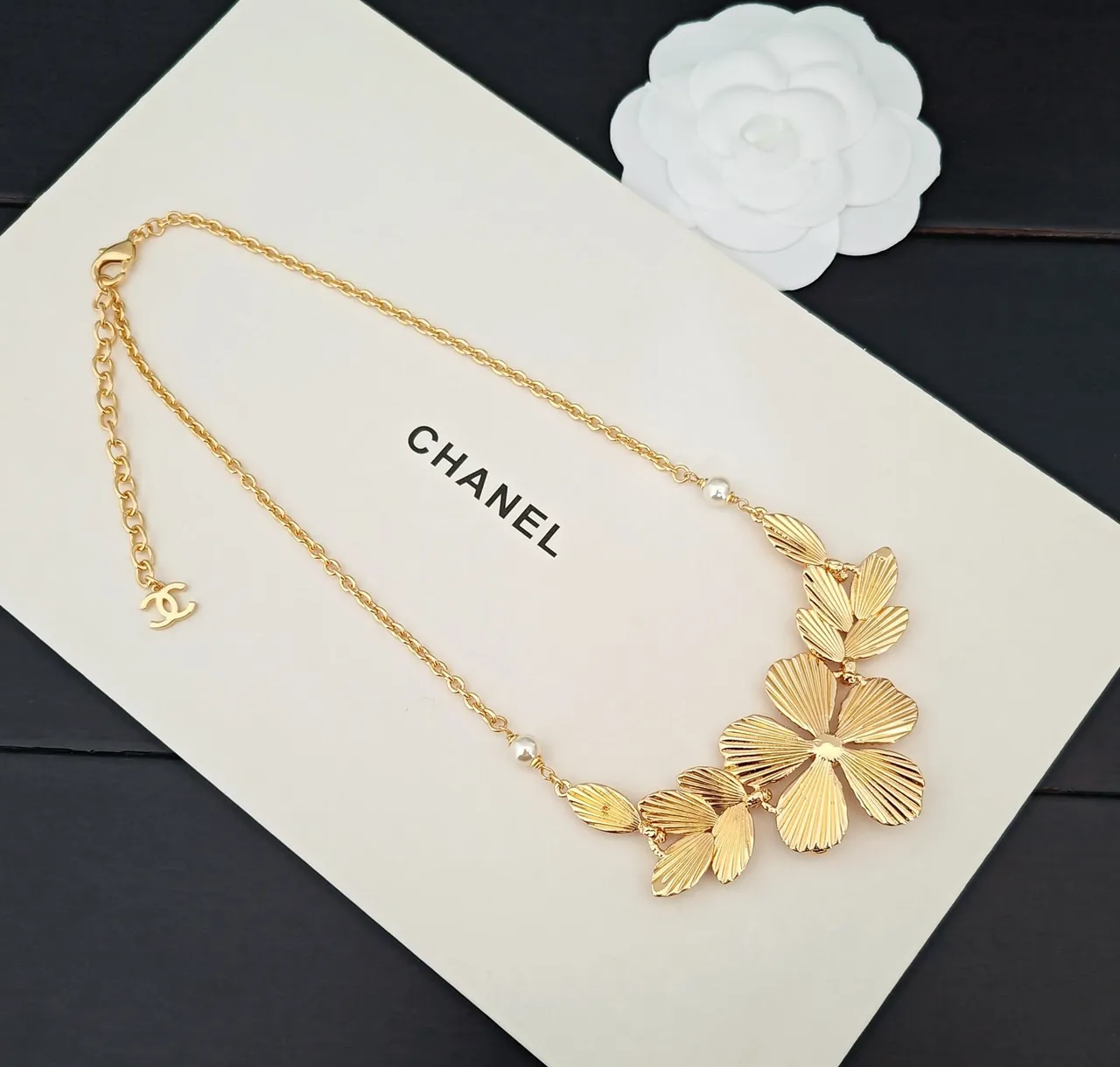 Chanel قلادة زهرية بلور ولؤلؤ بلون ذهبي 3