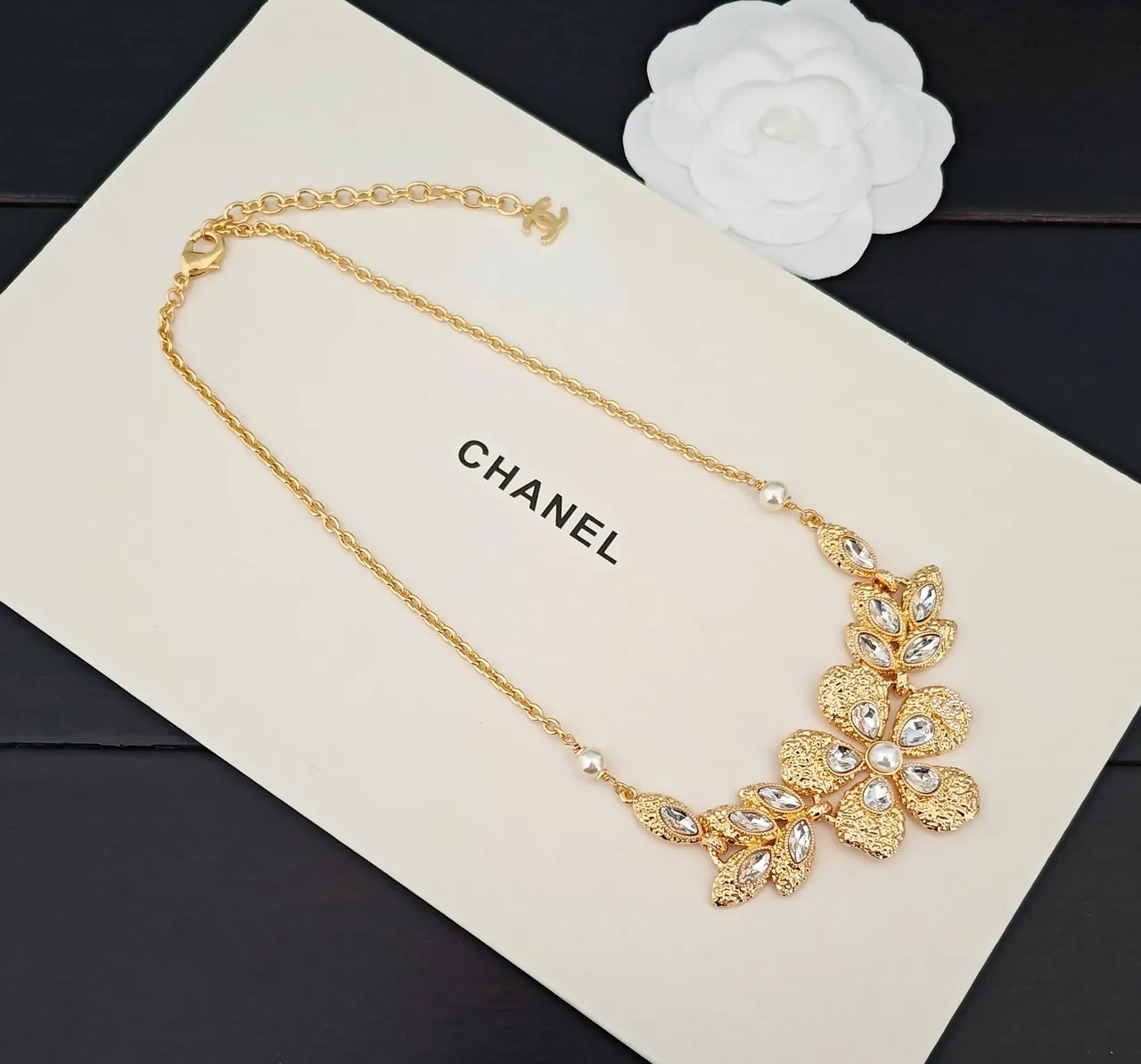 Chanel قلادة زهرية بلور ولؤلؤ بلون ذهبي 4