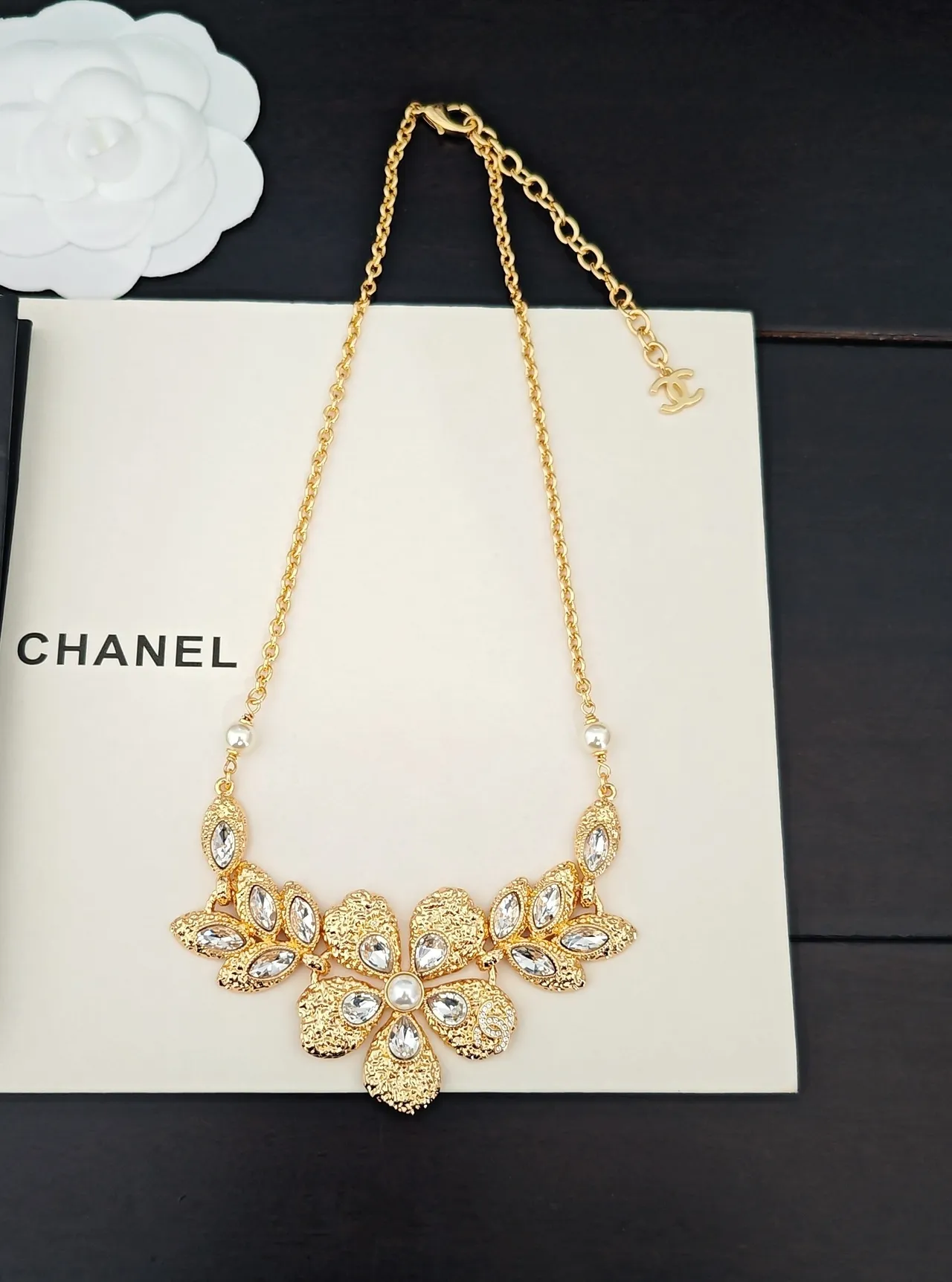 Chanel قلادة زهرية بلور ولؤلؤ بلون ذهبي 5