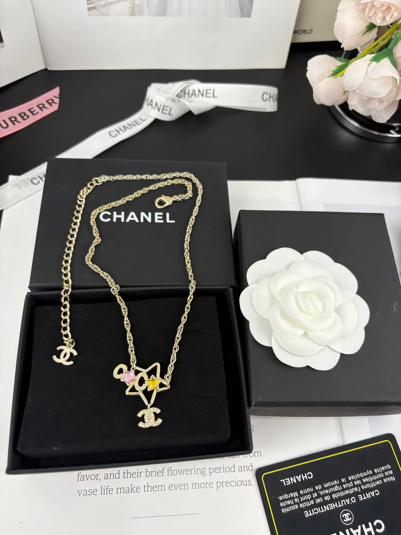 Chanel Colar Corrente Dourada Multicor com Esmalte e Acentos de Estrela 3