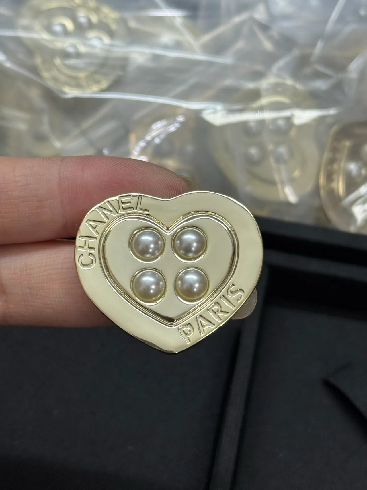Chanel Broche de coração em prata com pérolas bege 2