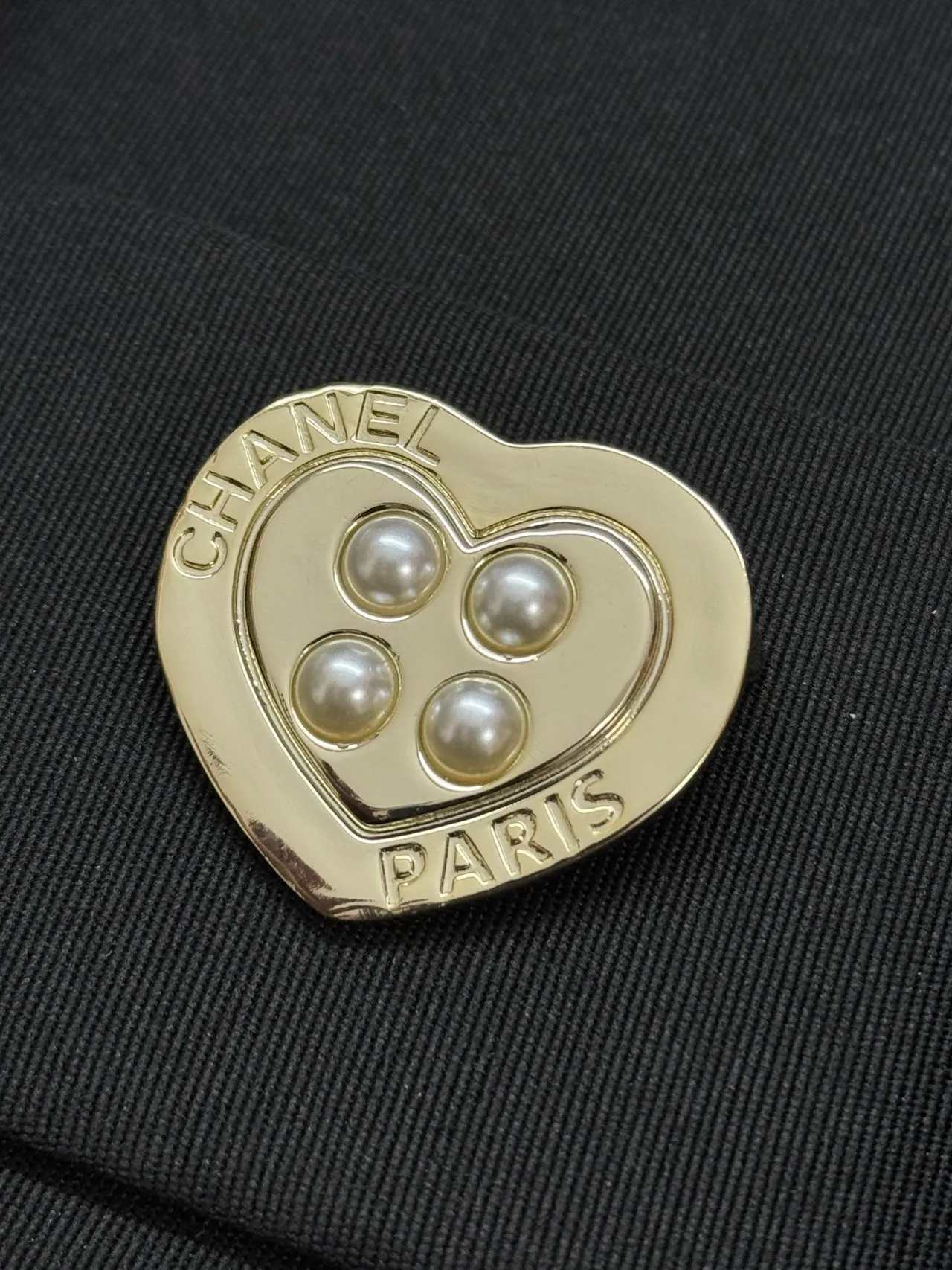 Chanel Broche de coração em prata com pérolas bege 3