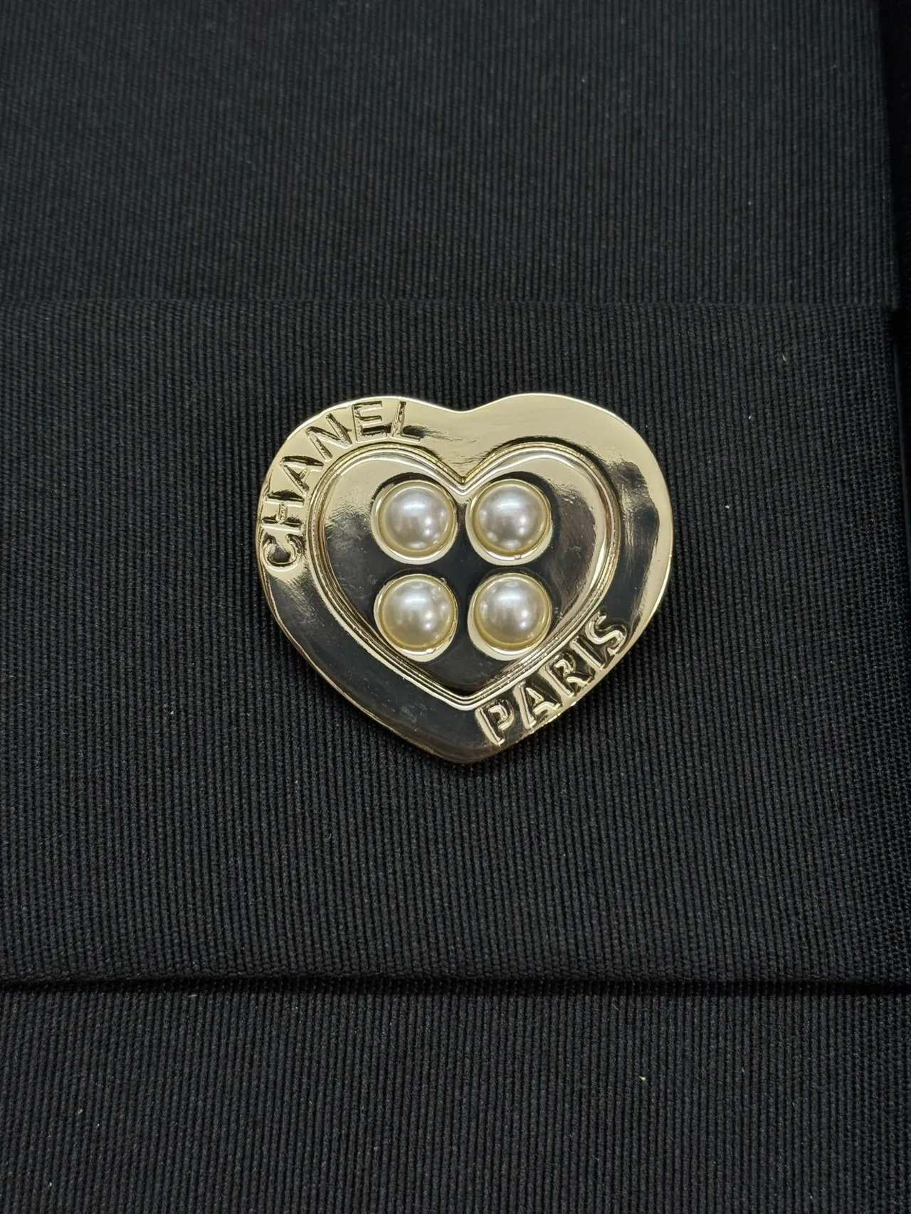 Chanel Broche de coração em prata com pérolas bege 4