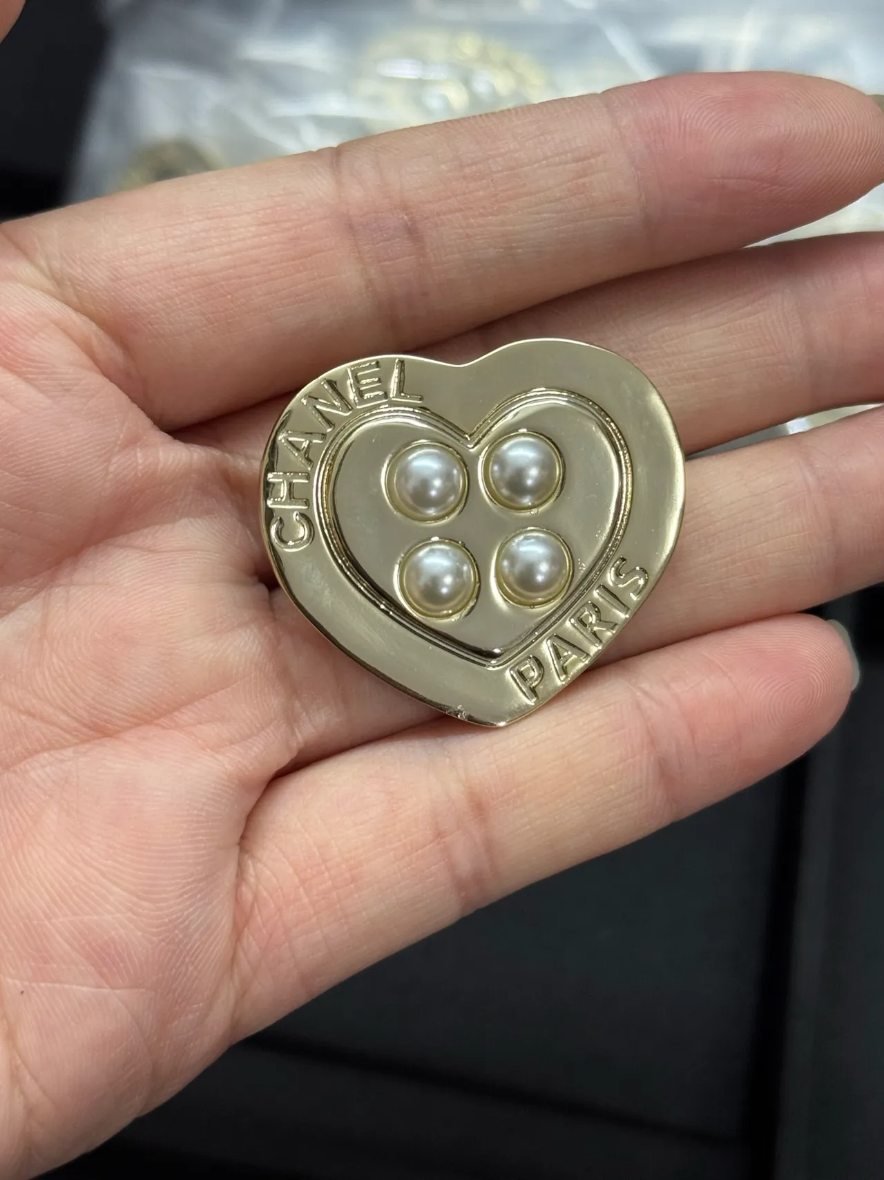 Chanel Broche de coração em prata com pérolas bege 5
