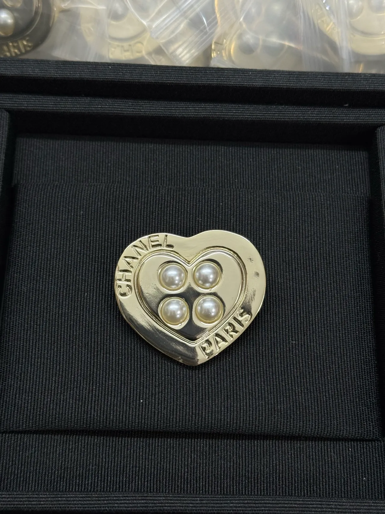 Chanel Broche de coração em prata com pérolas bege 6